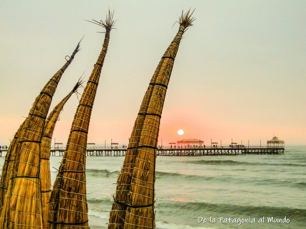 Caballitos de totora al atardecer