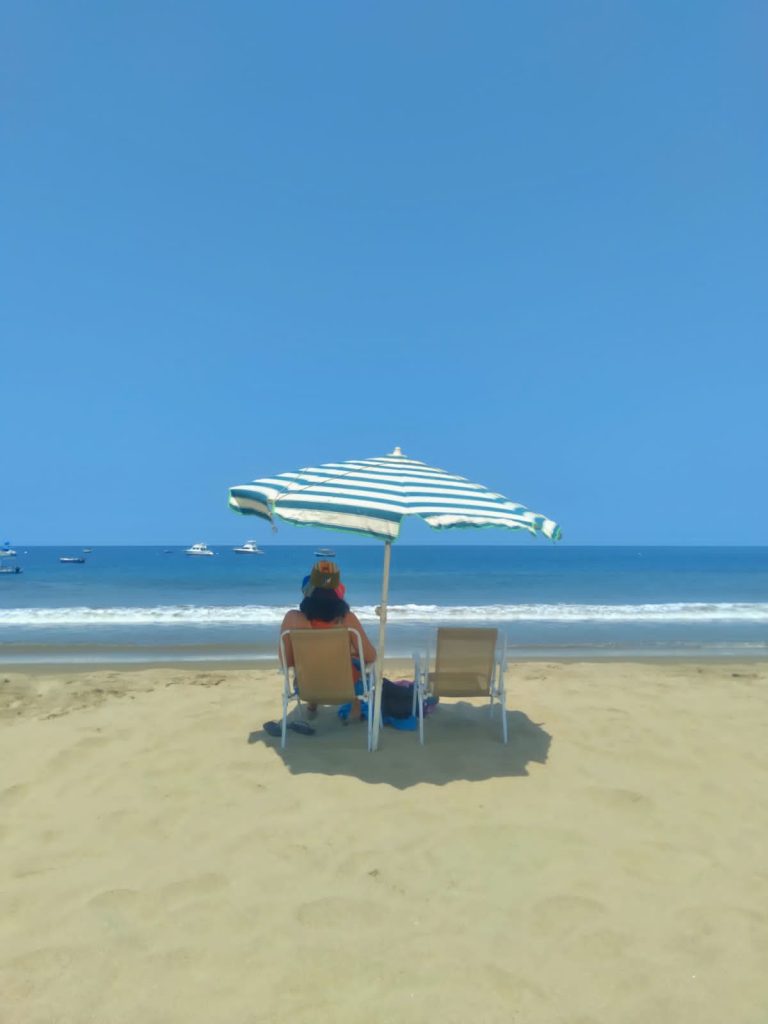 Mirando el mar en Punta Sal