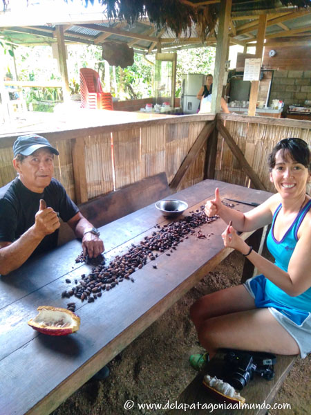 Pelando las semillas recién tostadas