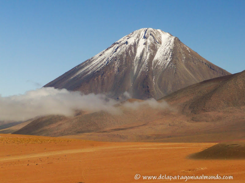 Volcán Licanbur (5920m), desierto de Atacama, Chile