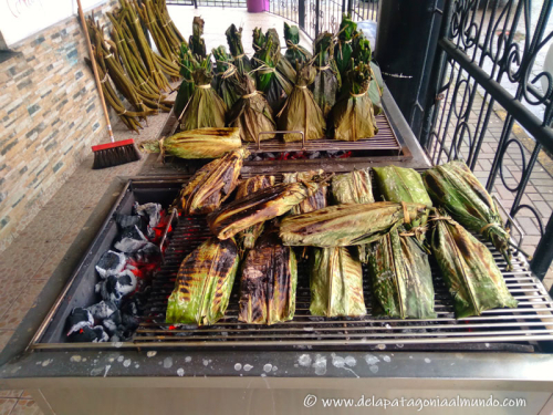 Pescado asado en hoja de bijao. Cocina amazónica ecuatoriana. 