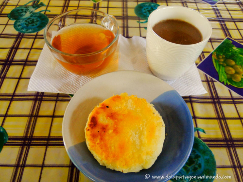 Chocolate casero, té de cascarilla y bollito de mandioca. Puyo, Ecuador