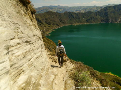 Recorriendo los 12 km que bordean la Laguna  Quilotoa, Ecuador