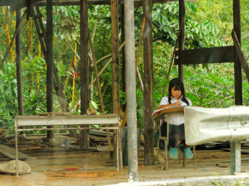 Niña estudiando. Por las rutas de Colombia