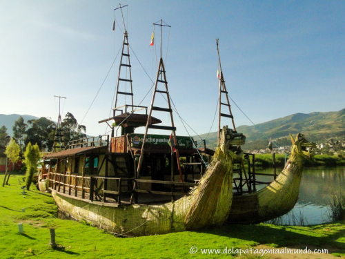 Barcos de totora en el lago San Pablo. Otavalo, Ecuador