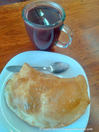 Empanada de viento y chicha morada. Ecuador