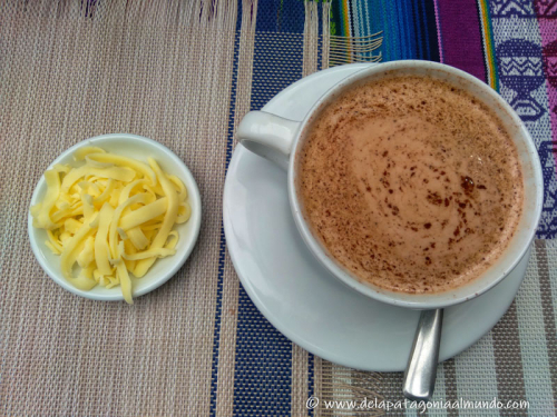 Probando el chocolate con queso de Baños, Ecuador