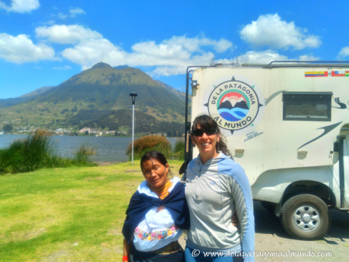 Con doña Rosa Otavalo, nuestra anfitriona en el Lago San Pablo. Otavalo, Ecuador