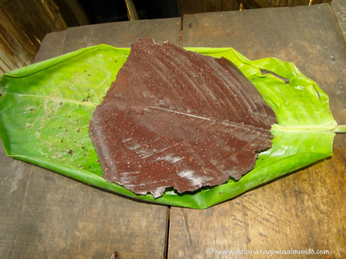 Preparando chocolate a partir de la semilla del cacao. Puyo, Ecuador