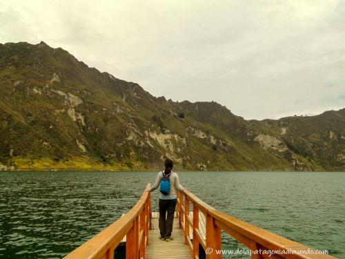 En el fondo del cráter de la laguna Quilotoa, Ecuador