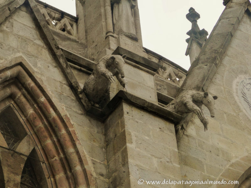 Curiosas gárgolas de osos hormigueros en la Basílica del Voto Nacional, Quito. Ecuador