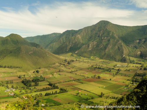 Cráter volcán Pululahua, uno de los pocos cráteres habitados en el mundo. Ecuador