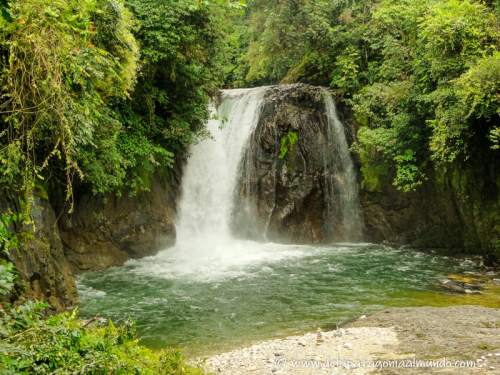 Cascada Hollín. Por la ruta de Baeza a Nueva Loja, Ecuador