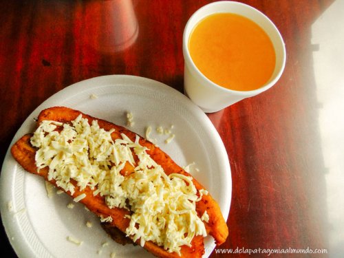 Plátano con queso y canelazo (bebida caliente con canela, azúcar y aguardiente), Ecuador